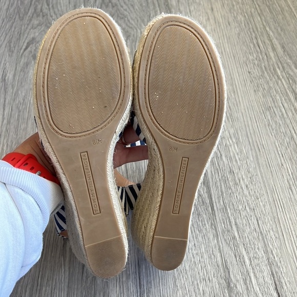 Tommy Hilfiger Yaslin 2 Wedge Sandal Size 8.5M - Picture 7 of 8